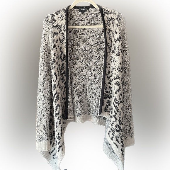 Bardot - Waterfall style animal print fuzzy sweater - Picture 1 of 11